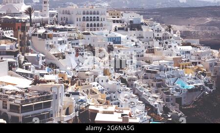 Blick auf das Dorf Oia oder Ia in der südlichen Ägäis auf den Inseln Thira Santorini und Therasia, in den Kykladen, Griechenland. Stockfoto