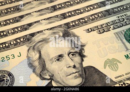 Ein Nahaufnahme-Foto von 20 Dollar US-Banknoten mit einem Porträt von Andrew Jackson. Stockfoto