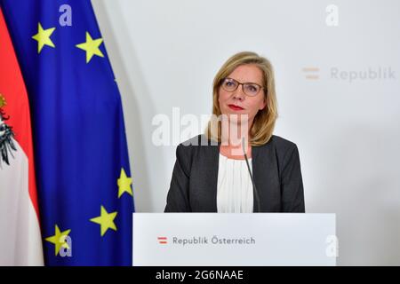 Pressekonferenz Mit Bundesministerin Leonore Gebessler Zur Energiewende Stockfoto