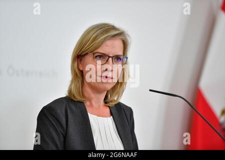 Pressekonferenz Mit Bundesministerin Leonore Gebessler Zur Energiewende Stockfoto