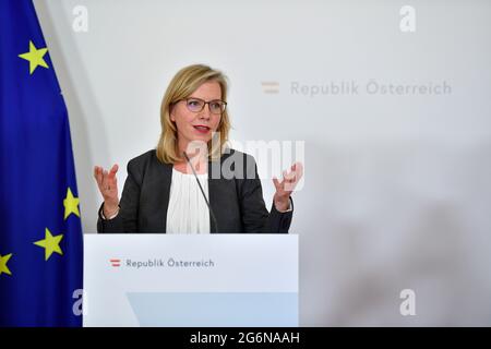 Pressekonferenz Mit Bundesministerin Leonore Gebessler Zur Energiewende Stockfoto