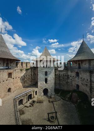 Soroca Festung Blick von innen. Alte Militärfestung, historisches Wahrzeichen in Moldawien. Alte Steinmauern Befestigungsanlagen, Türme und Bastionen o Stockfoto