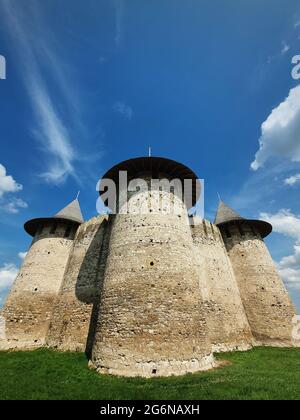 Soroca Festung Blick von außen. Alte Militärfestung, historisches Wahrzeichen in Moldawien. Außenfassade, alte Steinmauern Befestigungsanlagen, Schlepptau Stockfoto