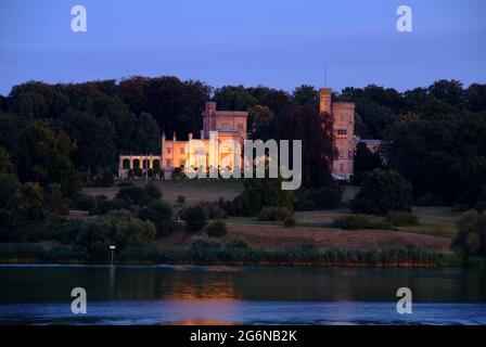 Blick von der Glienicker Brücke auf Schloss Babelsberg am Abend Stockfoto