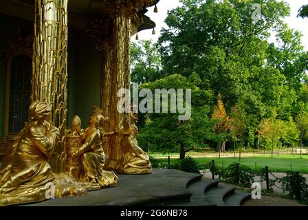 Guildes-Statuen im chinesischen Teehaus im Park Sanssouci Stockfoto