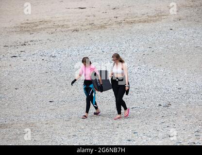 Portreath,Cornwall,7. Juli 2021,Trotz des grauen und trostlosen Wetters waren einige Leute bei Flut am Strand in Portreath, Cornwall. Surfer machten das Beste aus den großen Wellen, da das Wetter voraussichtlich 17C sonnige Intervalle mit einer leichten Brise später an diesem Abend sein wird.Quelle: Keith Larby/Alamy Live News Stockfoto