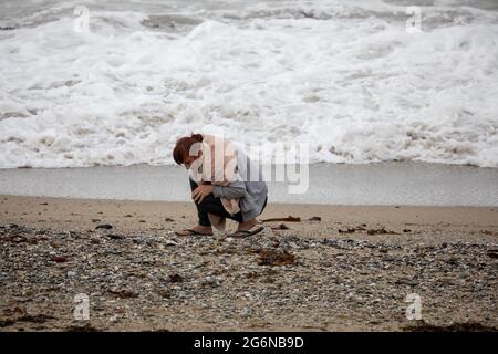 Portreath,Cornwall,7. Juli 2021,Trotz des grauen und trostlosen Wetters waren einige Leute bei Flut am Strand in Portreath, Cornwall. Surfer machten das Beste aus den großen Wellen, da das Wetter voraussichtlich 17C sonnige Intervalle mit einer leichten Brise später an diesem Abend sein wird.Quelle: Keith Larby/Alamy Live News Stockfoto