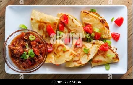 Vegetarischer mexikanischer Pfefferkäse Quesadillas mit schwarzer Bohnensalsa Stockfoto