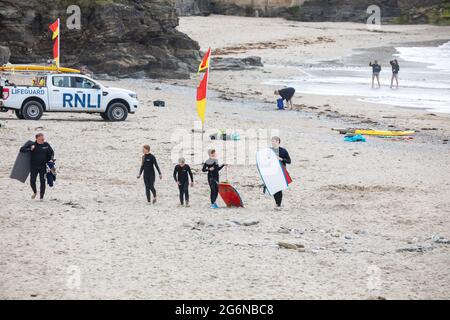 Portreath,Cornwall,7. Juli 2021,Trotz des grauen und trostlosen Wetters waren einige Leute bei Flut am Strand in Portreath, Cornwall. Surfer machten das Beste aus den großen Wellen, da das Wetter voraussichtlich 17C sonnige Intervalle mit einer leichten Brise später an diesem Abend sein wird.Quelle: Keith Larby/Alamy Live News Stockfoto