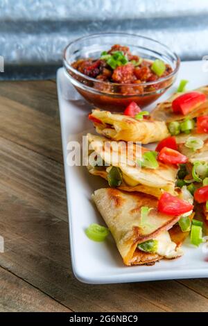 Vegetarischer mexikanischer Pfefferkäse Quesadillas mit schwarzer Bohnensalsa Stockfoto