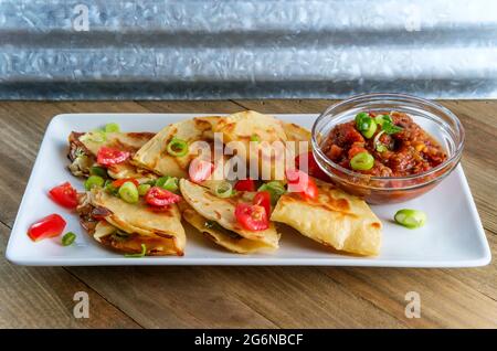 Vegetarischer mexikanischer Pfefferkäse Quesadillas mit schwarzer Bohnensalsa Stockfoto