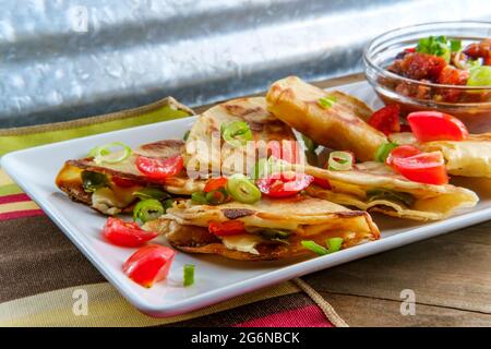 Vegetarischer mexikanischer Pfefferkäse Quesadillas mit schwarzer Bohnensalsa Stockfoto