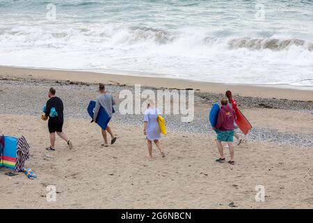 Portreath,Cornwall,7. Juli 2021,Trotz des grauen und trostlosen Wetters waren einige Leute bei Flut am Strand in Portreath, Cornwall. Surfer machten das Beste aus den großen Wellen, da das Wetter voraussichtlich 17C sonnige Intervalle mit einer leichten Brise später an diesem Abend sein wird.Quelle: Keith Larby/Alamy Live News Stockfoto