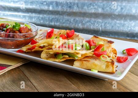 Vegetarischer mexikanischer Pfefferkäse Quesadillas mit schwarzer Bohnensalsa Stockfoto