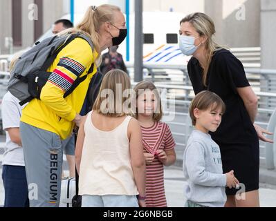 Basketball-Spielerin Ann Wauters und Innenministerin Annelies Verlinden im Bild beim Abflug der ersten Athleten des belgischen Teams zum Tokio 2020 O Stockfoto