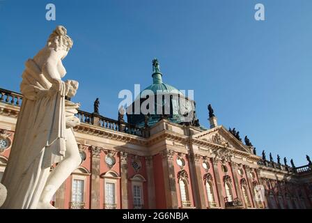 Der historische Neue Palast im Sans Souci Park mit Marmorskultur Stockfoto