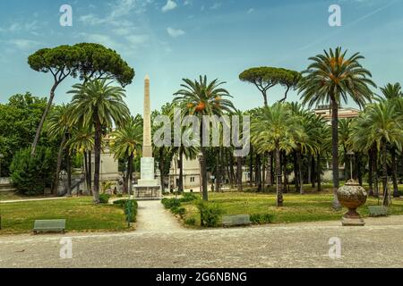 Gärten mit Obelisk im Park der Villa Torlonia. Rom, Latium, Italien, Europa Stockfoto