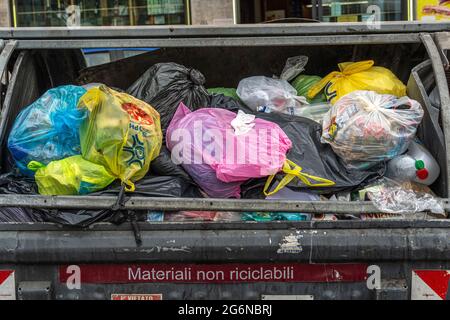 Nicht recycelbarer Abfalleimer, gefüllt mit Mülltüten. Rom, Latium, Italien, Europa Stockfoto