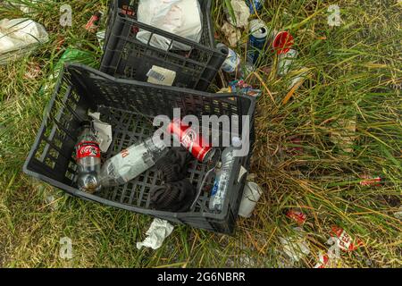 Plastikkiste mit Aluminiumflaschen und Dosen, die auf die Straße geworfen wurden. Rom, Latium, Italien, Europa Stockfoto