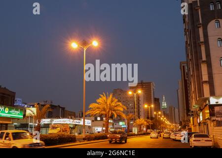 Blick von der Nuzha Straße in Mekka Stadt bei Nacht. Mekka Saudi-Arabien: 17. August 2018 Stockfoto