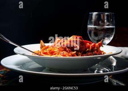 Italienische Meeresfrüchte Spaghetti Pasta pescatore mit Muscheln Venusmuscheln Garnelen und Tintenfisch Stockfoto