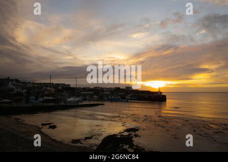 Cemaes Bay Harbor bei Sonnenuntergang Stockfoto