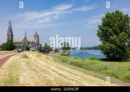 Niederländisches Dorf Cuijk am Fluss Meuse, Blick auf die Martinus-Kirche Stockfoto