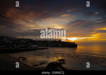 Cemaes Bay Harbor bei Sonnenuntergang Stockfoto