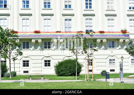 Wien, Österreich. Regenbogenfahne in der Hofburg. Die Hofburg ist der Sitz des österreichischen Bundespräsidenten Stockfoto