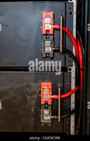 bank von elektrischen Batterien in einem Wohnhaus, das für die Notstromversorgung oder in Verbindung mit der Speicherung von Solarenergie verwendet wird Stockfoto