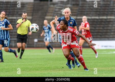 Stockholm, Schweden. Juli 2021. Hanna Stokki (23 Djurgarden) Kampf um den Ball mit Glauben Ikidi Michael (14 Pitea) während des OBOS Damallsvenskan-Spiels zwischen Djurgardens IF und Pitea IF im Stockholm Stadion in Stockholm, Schweden Quelle: SPP Sport Press Foto. /Alamy Live News Stockfoto