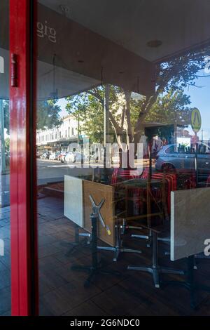 Reflexionen in Fenstern einer geschlossenen Bar, in Balmain, Sydney, Australien während der Pandemiesperre Stockfoto