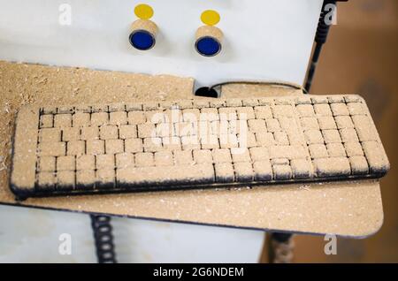 Staubige Tastatur extrem auf Holztisch. Staubige Computertastatur. Ein abstraktes Konzept eines Verlassenen. Stockfoto