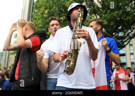 London, Großbritannien. Juli 2021. Ein England-Fan spielt den Song Vindaloo von Fat Les auf seiner Trompete. Szenen vor dem Halbfinalspiel der UEFA Euro 2020, England gegen Dänemark, Wembley Stadium, London am Mittwoch, 7. Juli 2021. Bild von Steffan Bowen/Andrew Orchard Sports Photography/Alamy Live News Kredit: Andrew Orchard Sports Photography/Alamy Live News Stockfoto