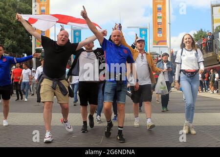 London, Großbritannien. Juli 2021. England-Fans machen ihren Weg durch Wembley weit vor dem Anpfiff. Szenen vor dem Halbfinalspiel der UEFA Euro 2020, England gegen Dänemark, Wembley Stadium, London am Mittwoch, 7. Juli 2021. Bild von Steffan Bowen/Andrew Orchard Sports Photography/Alamy Live News Kredit: Andrew Orchard Sports Photography/Alamy Live News Stockfoto