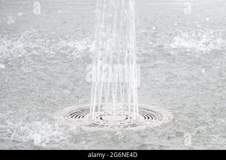 Hoher Brunnen, der vom Boden des Parks sprüht Stockfoto