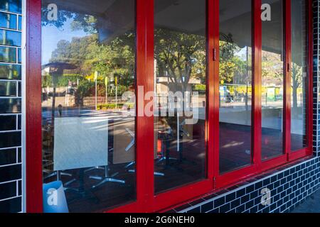 Reflexionen in Fenstern einer geschlossenen Bar, in Balmain, Sydney, Australien während der Pandemiesperre Stockfoto