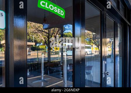 Reflexionen in Fenstern einer geschlossenen Bar mit geschlossenem Schild in Balmain, Sydney, Australien während der Pandemiesperre Stockfoto