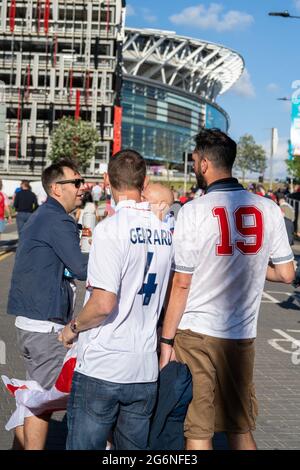 London, Großbritannien. Juli 2021. England-Fans sprechen vor dem Wembley-Stadion. Kredit: Thomas Eddy/Alamy Live Nachrichten Stockfoto