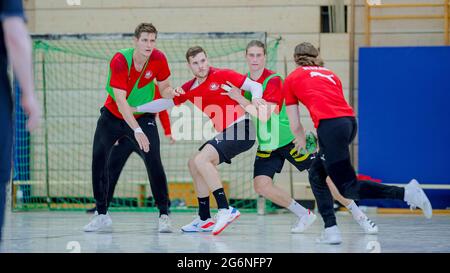 Herzogenaurach, Deutschland. Juli 2021. Die deutsche Handballnationalmannschaft bereitet sich in Herzogenaurach auf die Olympischen Spiele in Tokio vor. Von links: Finn Lemke (MT Melsungen), Johannes Golla (SG Flensburg-Handewitt), Juri Knorr (Rhein-Neckar Löwen) und Tobias Reichmann (MT Melsungen). Quelle: Sascha Klahn/dpa/Alamy Live News Stockfoto