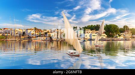 Segelboote auf dem Nil und traditionelle Gebäude von Assuan, Ägypten. Stockfoto