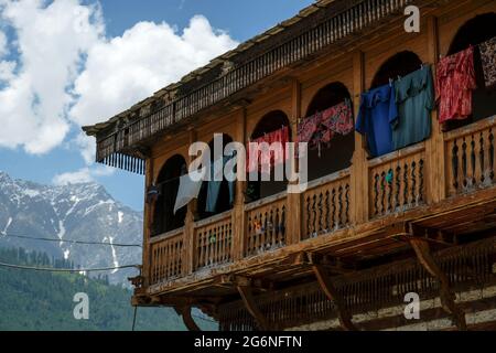 Vashisht, Indien - 2021. Juni: Detail eines traditionellen Hauses in Vashisht, in der Nähe von Manali am 23. Juni 2021 in Himachal Pradesh, Indien. Stockfoto