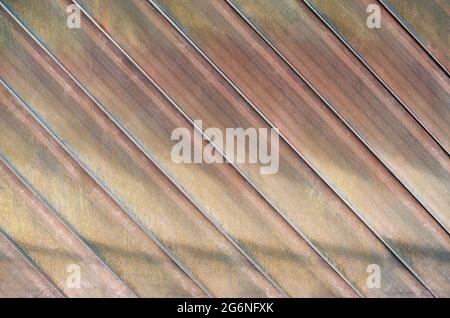 Hintergrund altes Zinkdach. Rostige Dachstruktur, schräge Linien. Stockfoto