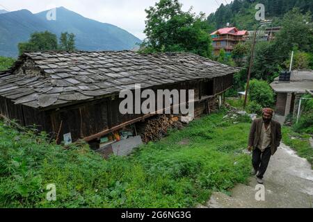 Naggar, Indien - 2021. Juni: Ein Mann, der am 24. Juni 2021 in Himachal Pradesh, Indien, durch die Stadt Naggar spaziert. Stockfoto