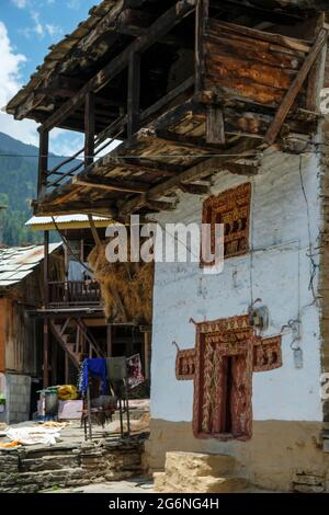 Manali, Indien - 2021. Juni: Traditionelle Häuser im Viertel Old Manali am 25. Juni 2021 in Manali, Himachal Pradesh, Indien. Stockfoto