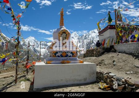 Dhar Thachakarpo, Indien - 2021. Juni: Eine buddhistische Stupa am Hochpass von Kunzum La im Spiti-Tal am 27. Juni 2021 in Himachal Pradesh, Indien. Stockfoto