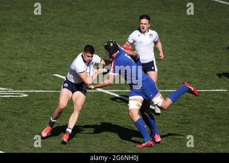 Cardiff, Großbritannien. Juli 2021. Ross McKnight aus Schottland (l) in Aktion. 2021 Six Nations U20 Championship round 4, France V Scotland at the BT Sport Cardiff Arms Park in Cardiff, South Wales on Wednesday 7th July 2021. Pic by Andrew Orchard/Andrew Orchard Sports Photography/Alamy Live News Credit: Andrew Orchard Sports Photography/Alamy Live News Stockfoto