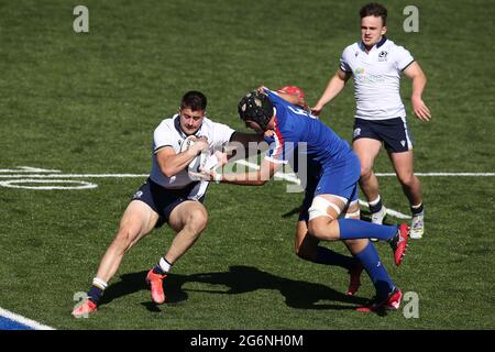 Cardiff, Großbritannien. Juli 2021. Ross McKnight aus Schottland (l) in Aktion. 2021 Six Nations U20 Championship round 4, France V Scotland at the BT Sport Cardiff Arms Park in Cardiff, South Wales on Wednesday 7th July 2021. Pic by Andrew Orchard/Andrew Orchard Sports Photography/Alamy Live News Credit: Andrew Orchard Sports Photography/Alamy Live News Stockfoto