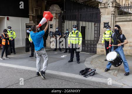 Zigeunerreisende und Roma-Zigeuner protestieren gegen die Polizei, Kriminalität, Verurteilung und Gerichte der britischen Regierung Bill, Whitehall London, Großbritannien Stockfoto