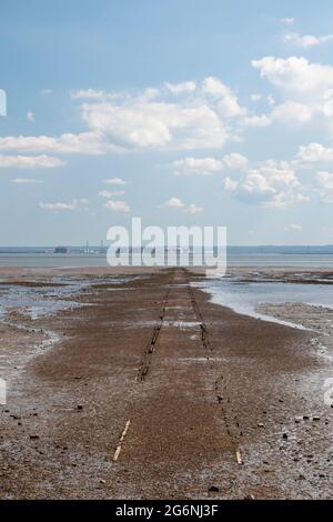 Pfad, der an einem Sommertag in Westcliff, Essex, England ins Meer führt Stockfoto